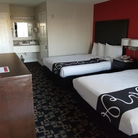 Hotel Ramada By Wyndham Oceanside Esterno foto