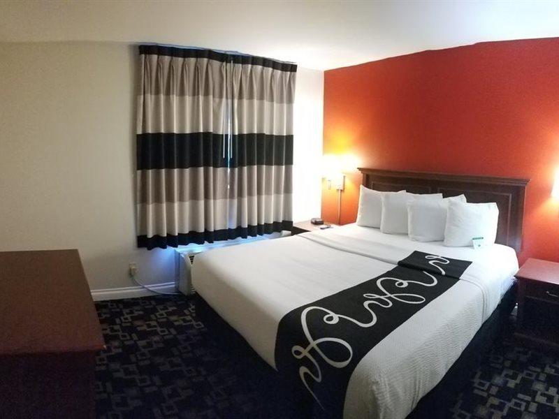 Hotel Ramada By Wyndham Oceanside Esterno foto
