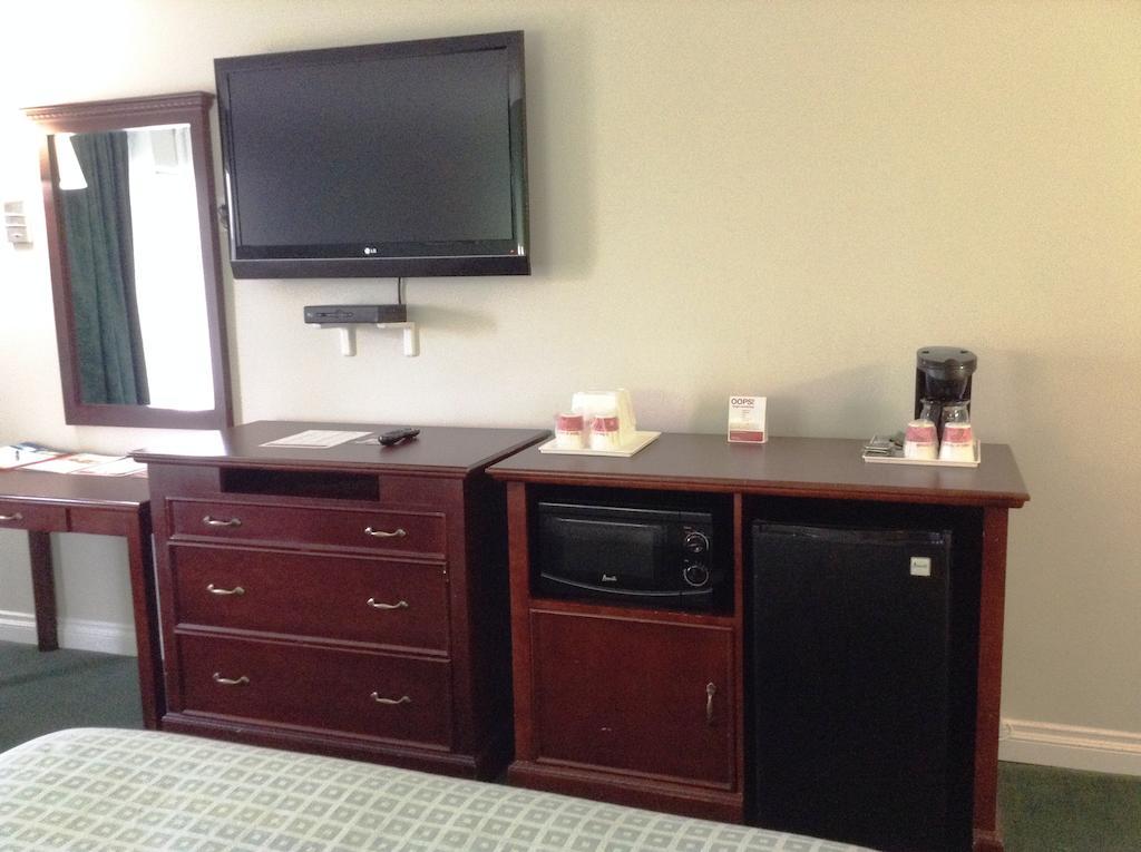 Hotel Ramada By Wyndham Oceanside Esterno foto