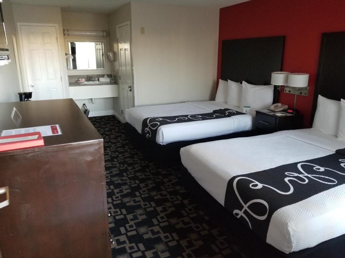 Hotel Ramada By Wyndham Oceanside Esterno foto